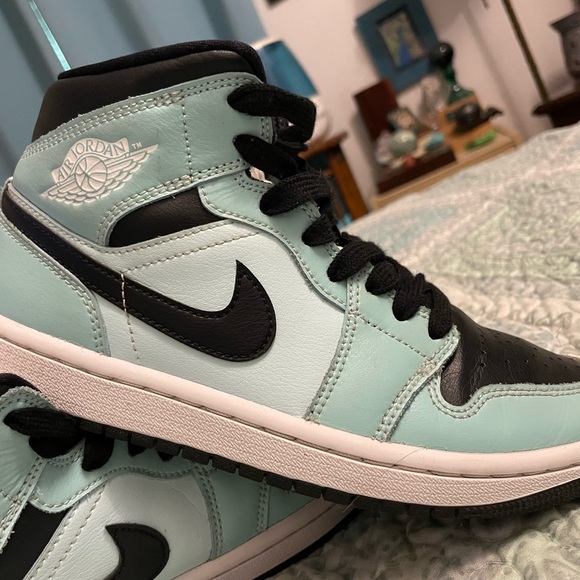 Nike Air Jordan 1mid High-Tops in Teal/ Mint and Black - Picture 2 of 9